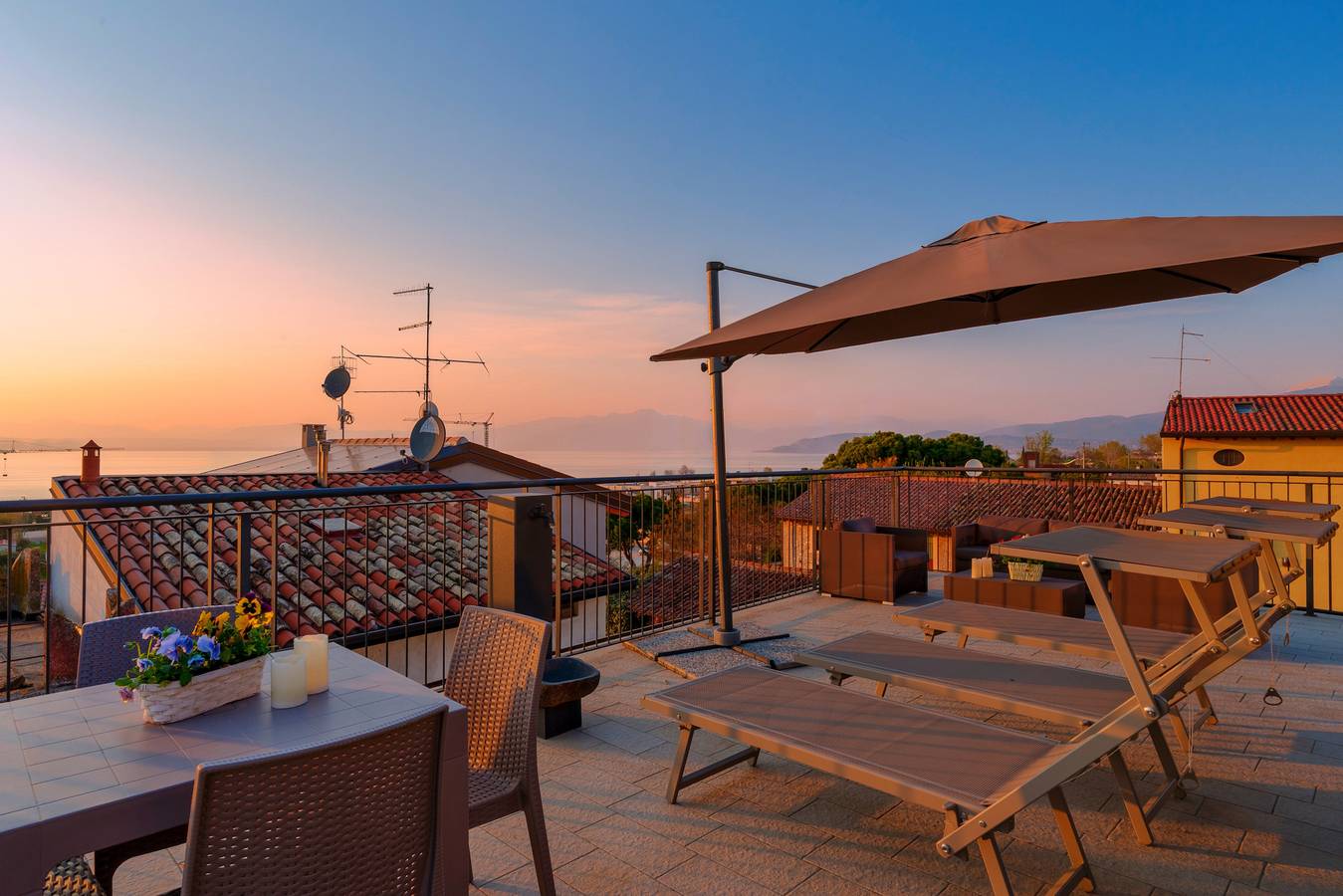 Appartement entier, Regarda - Residenza Gj - piano 2 moderno bilocale con terrazza panoramica in Lazise, Montagnes autour du lac de Garde