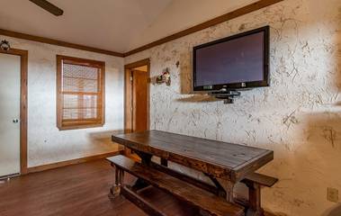 Log Cabin for 11 Guests in Toledo Bend Reservoir, Louisiana, Picture 4