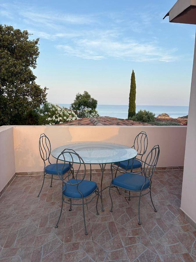 Location de vacances pour 8 personnes, avec vue ainsi que jardin et piscine dans Plage de Fautea - 3