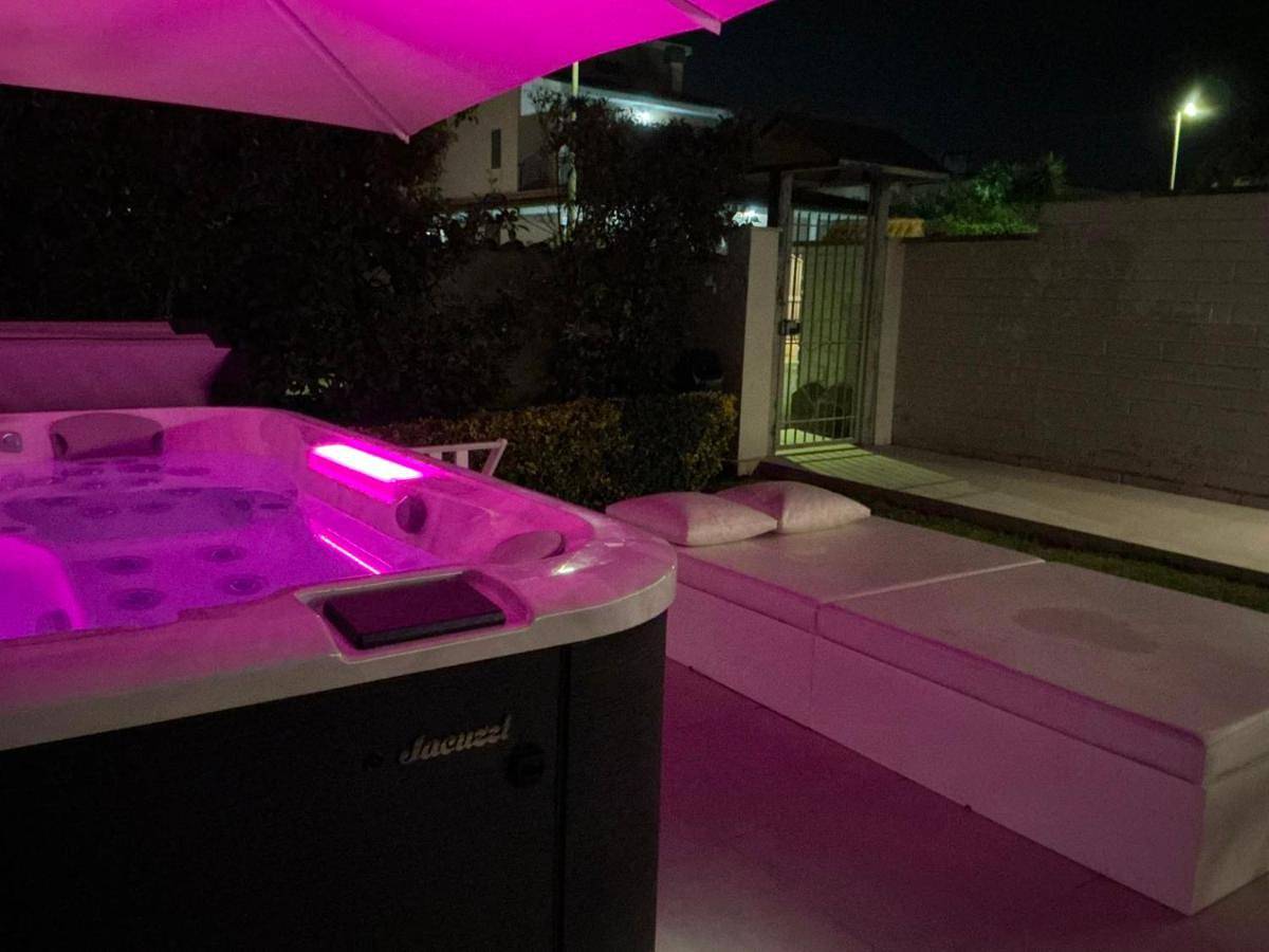 Villa Karina - Luxury Suite, Jacuzzi Pool & Garden Ostia Rome in Infernetto (Roma), Roma
