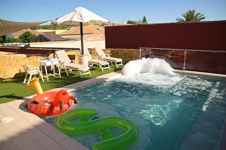 Apartamento para 17 personas, con Balcón y Jacuzzi además de Terraza y Jardín en Hornachuelos
