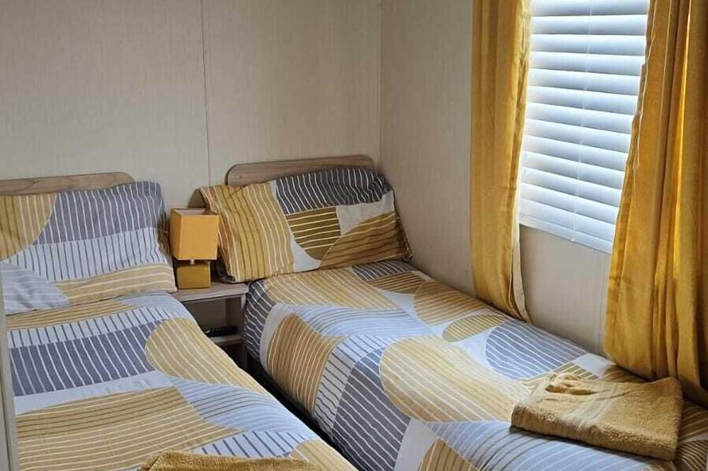 3 Bed Caravan - Sleeps 6 - Pets - Parking - Wifi in Ingoldmells, Lincolnshire