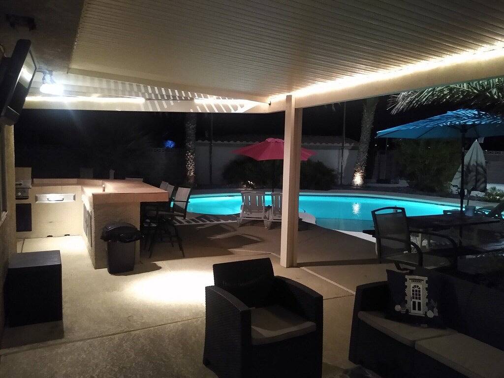 Family/Friend Fun getaway *Big Private Pool *Basketball court *firepit in Las Vegas, Red Rock Canyon