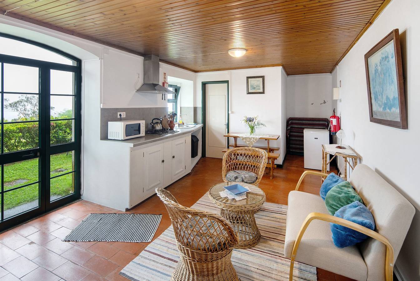 Appartement entier, Appartement "Chá" avec vue sur la mer, terrasse partagée et Wi-Fi in São Miguel Island, Nordeste