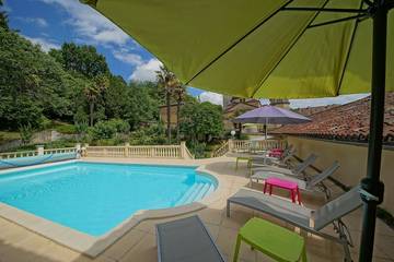 Location de vacances pour 10 personnes, avec jardin à Ribérac