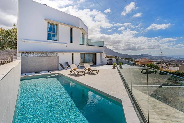 Location de vacances pour 4 personnes, avec balcon ainsi que jacuzzi et piscine dans Los Menores