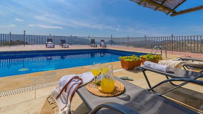 Casa rural para 9 personas, con terraza y piscina en Iznájar