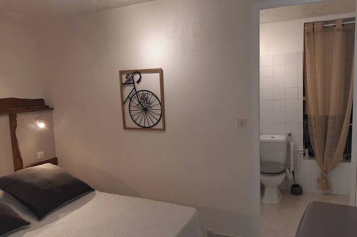Gîte pour 2 personnes, avec jardin ainsi que piscine et terrasse à Montferrat - 4