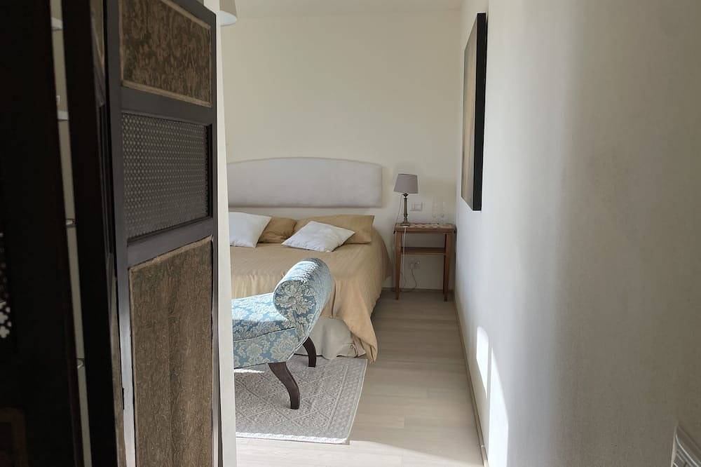 Modern Farmhouse surrounded by vineyard/olive groves, 5 min from the town center in San Quirico d'Orcia, Orciatal