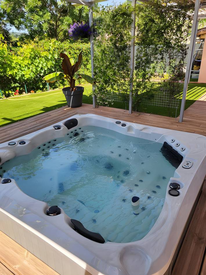 Location de vacances pour 4 personnes, avec jacuzzi, adapté aux familles à Bosc - 2