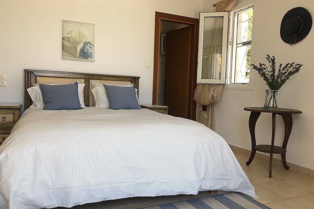 Luxe Villa met Zwembad, Zeezicht en Veel Privacy in Nikiana, Alexandros