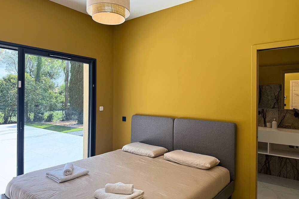 Contemporary villa for 10 guests with heated pool, gym & sauna in Sérignan-du-Comtat, Vaucluse
