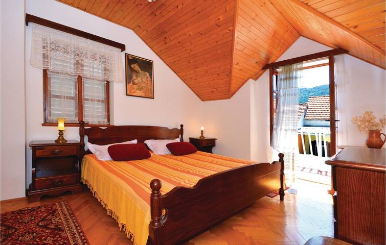 Apartamento vacacional entero, Acogedor apartamento con WiFi, aire acondicionado y aparcamiento, a 800 m de la playa in Stari Grad, Hvar (isla)