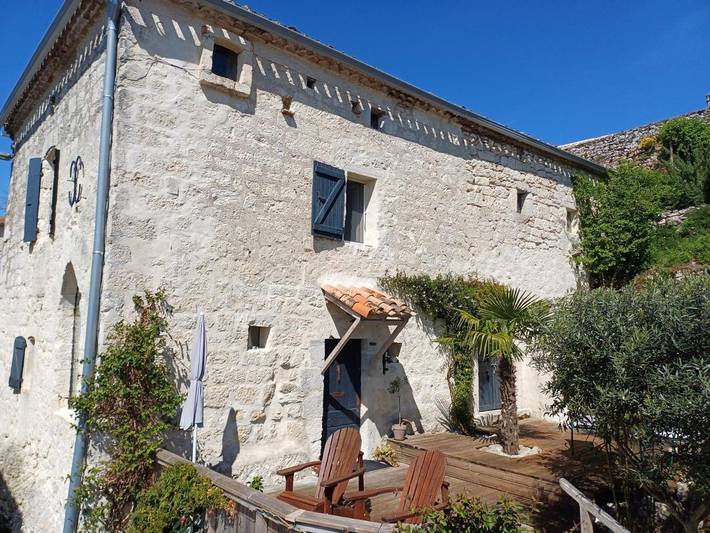 Location de vacances pour 2 personnes, avec vue ainsi que vue sur le lac et jardin à Flaugnac - 3