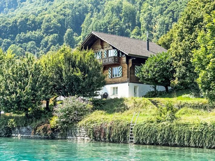 Chalet für 4 Personen, mit Balkon und Ausblick sowie Seeblick im Berner Oberland