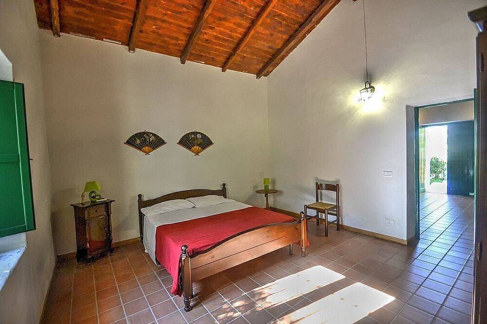 Villa Pascal C: A characteristic and welcoming apartment that is part of a villa surrounded by meadows and by green hills, with Free Wi-Fi. in Mirto, Messina Provinz