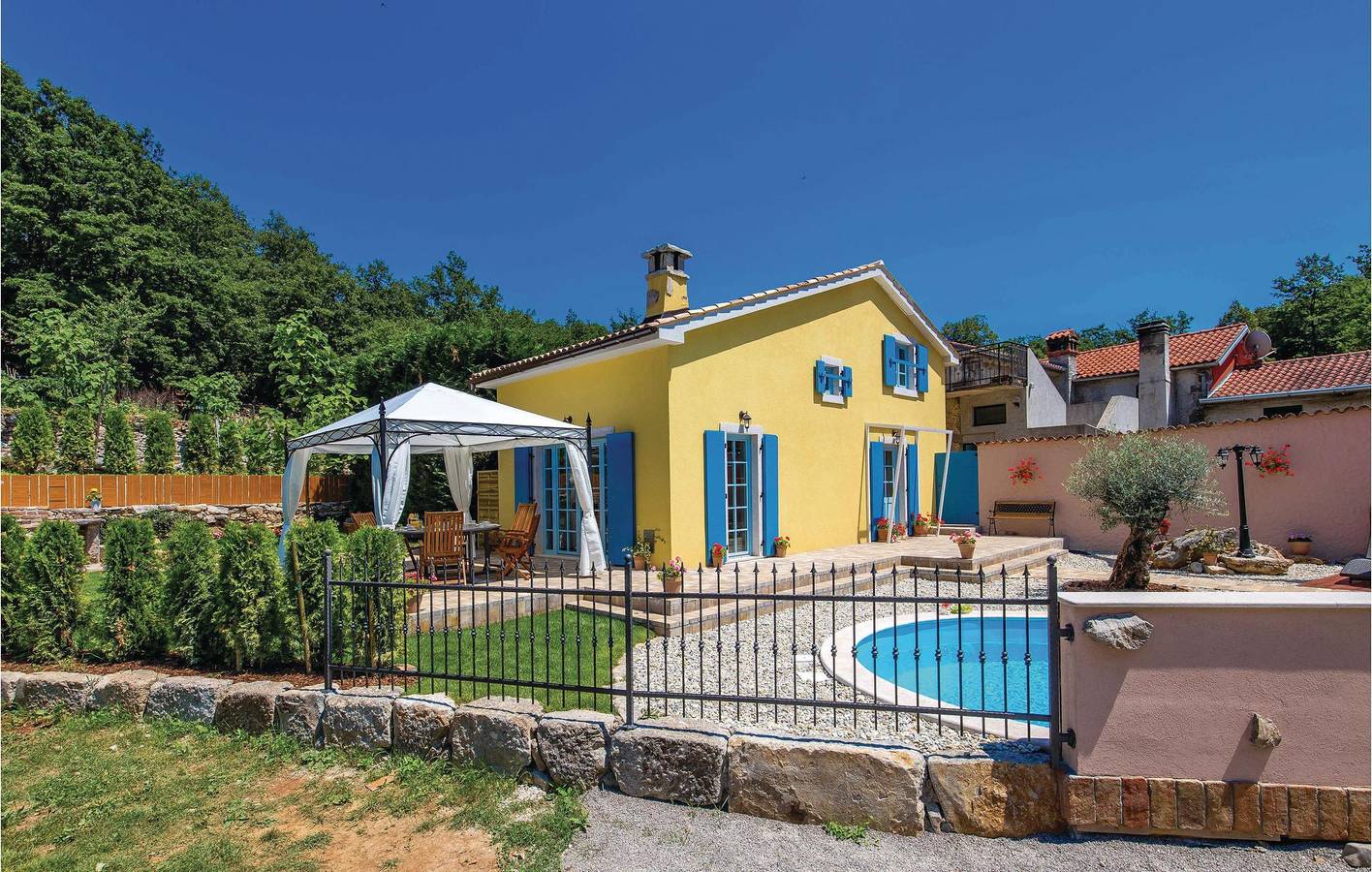Gemütliche 75 m² große Ferienwohnung mit Pool, Terrasse und WLAN – der perfekte Urlaubsort! in Općina Matulji, Primorje-Gorski Kotar