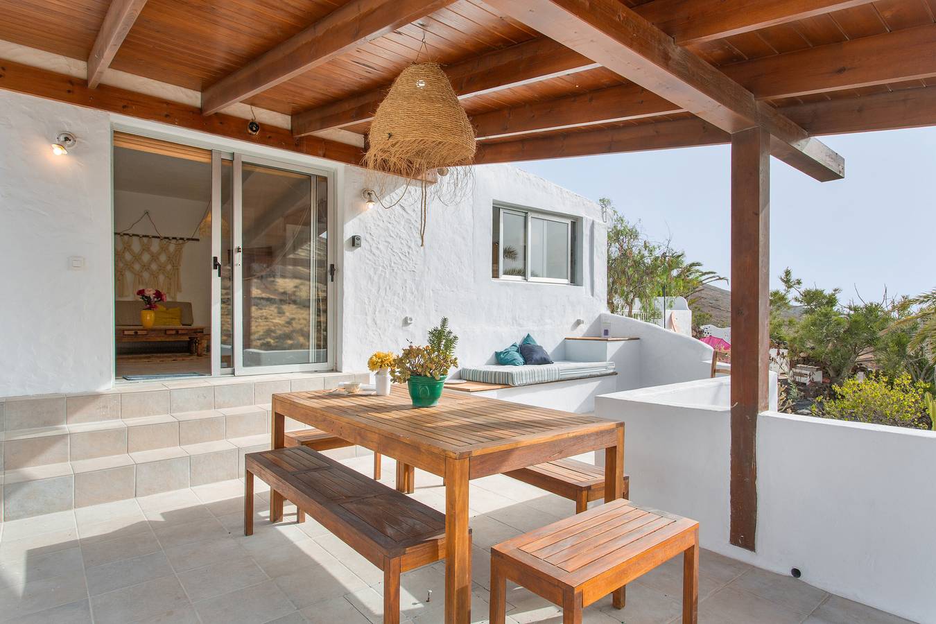 Casa de vacaciones 'Casa Azul' con vistas al mar, terraza privada y Wi-Fi in Haría, Lanzarote