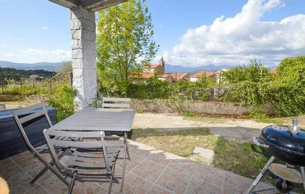 Gîte pour 3 personnes, avec vue et terrasse, animaux acceptés à Petreto-Bicchisano - 3