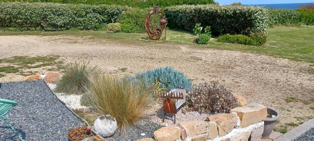 Location de vacances pour 2 personnes, avec terrasse ainsi que vue et jardin à Fermanville - 2