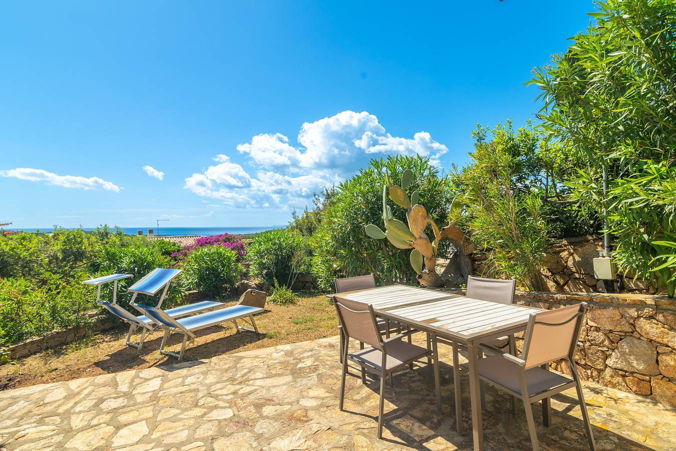 Villa 'Vista Mare Cala Ginepro' con vista mare, terrazza privata e aria condizionata in Punta Molara, San Teodoro