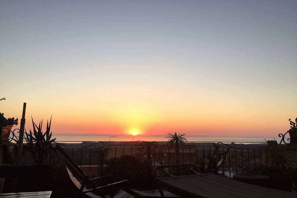 Unvergessliche Sonnenuntergänge Von Den Terrassen Des Hauses Im Dorf Cuglieri in Cuglieri, Sardinien