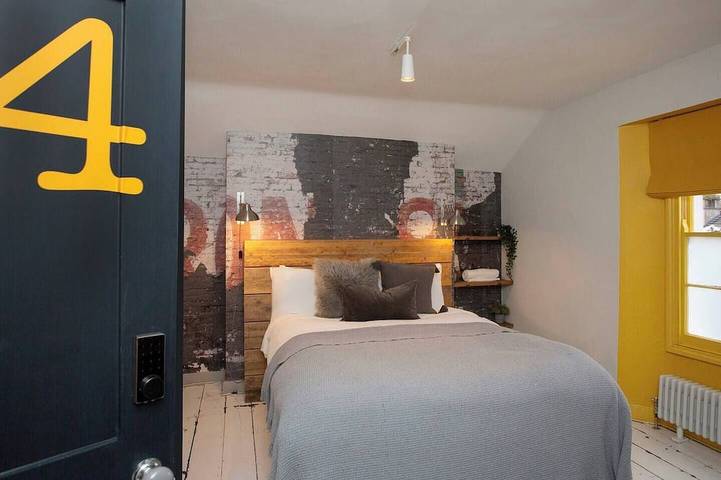 Vacation rental for 16 people, with yard and balcony, with pets in Bristol