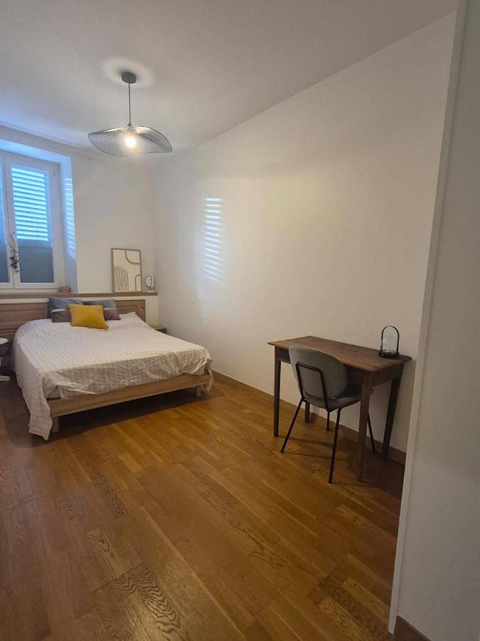 Gîte pour 2 personnes, avec Terrasse ainsi que Jardin et Vue à L'Abergement-de-Varey