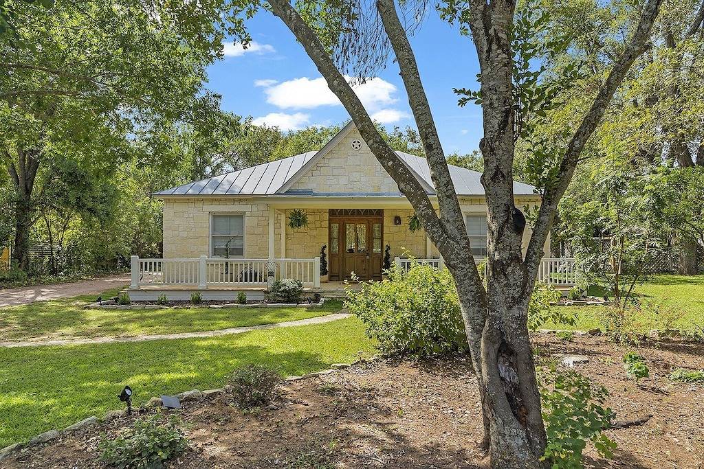 Hackberry Haus | Hot Tub | Fire Pit in Gillespie County