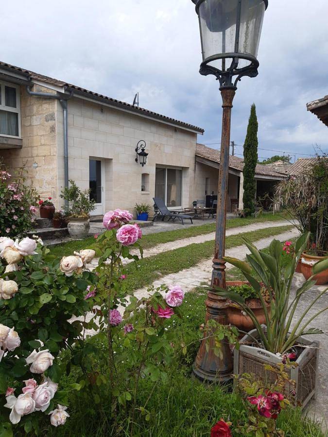 Location de vacances pour 4 personnes, avec piscine ainsi que vue et jardin à Gauriac - 3
