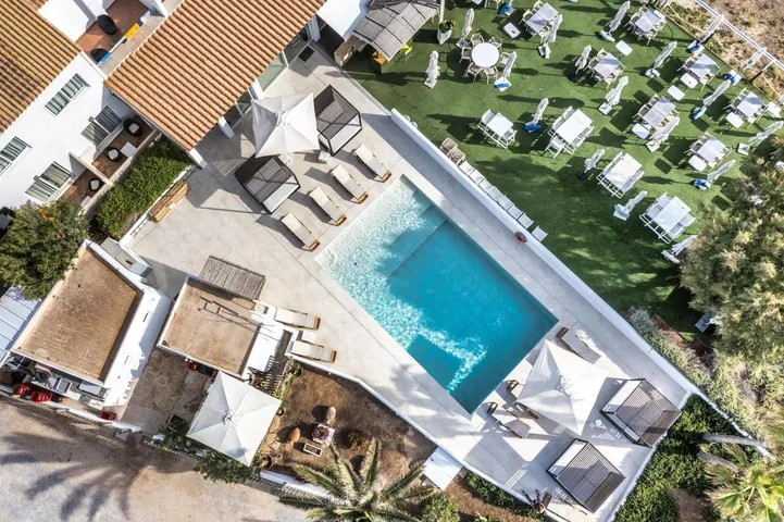 Aparthotel para 2 personas, con piscina además de terraza y jardín - 1