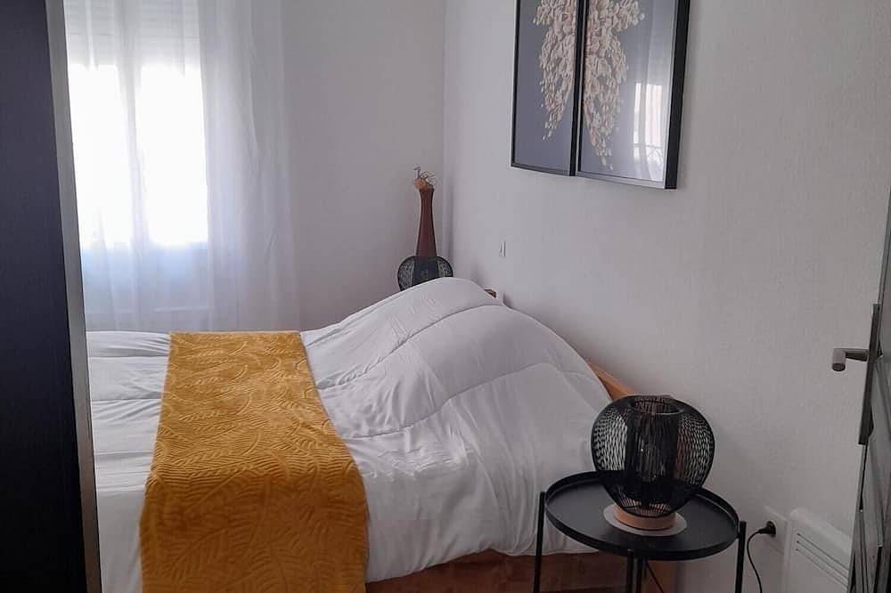 Entire apartment, In the heart of Meze, apartment 2 Bedrooms, Air Conditioned, sleeps 4. in Mèze, Côte d'Améthyste