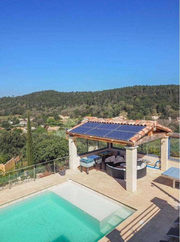 Location de vacances pour 21 personnes, avec terrasse ainsi que vue et piscine à Saint-Hippolyte-de-Montaigu - 4