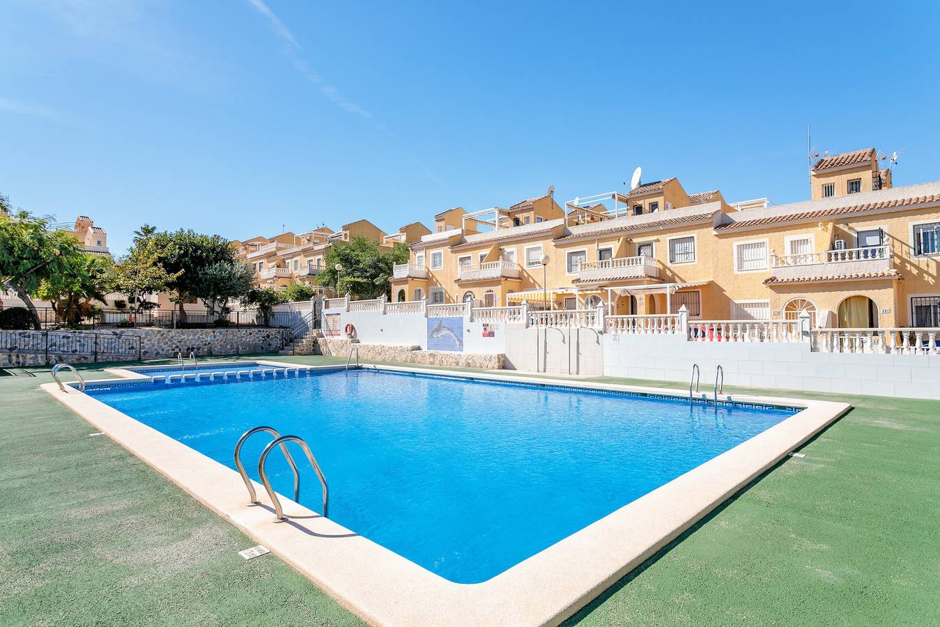 Apartamento entero, Apartamento 'Duplex En Gran Alacant' con piscina compartida, Wi-Fi y aire acondicionado in Santa Pola, Costa Blanca