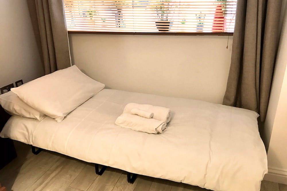 Entire apartment, Lovely 1 bedroom, with parking & patio, 5 min walk from Lexicon  & Train Station in Bracknell, Berkshire
