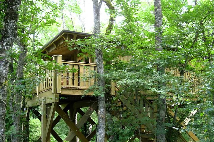 Location de vacances pour 4 personnes, avec Balcon et Jacuzzi ainsi que Jardin et Sauna à Lavaurette