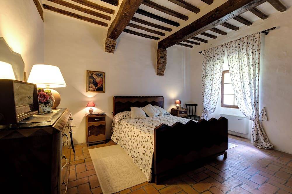 Cozy cottage surrounded by a large garden in the hills of Le Marche in Fabriano, Ancona Province