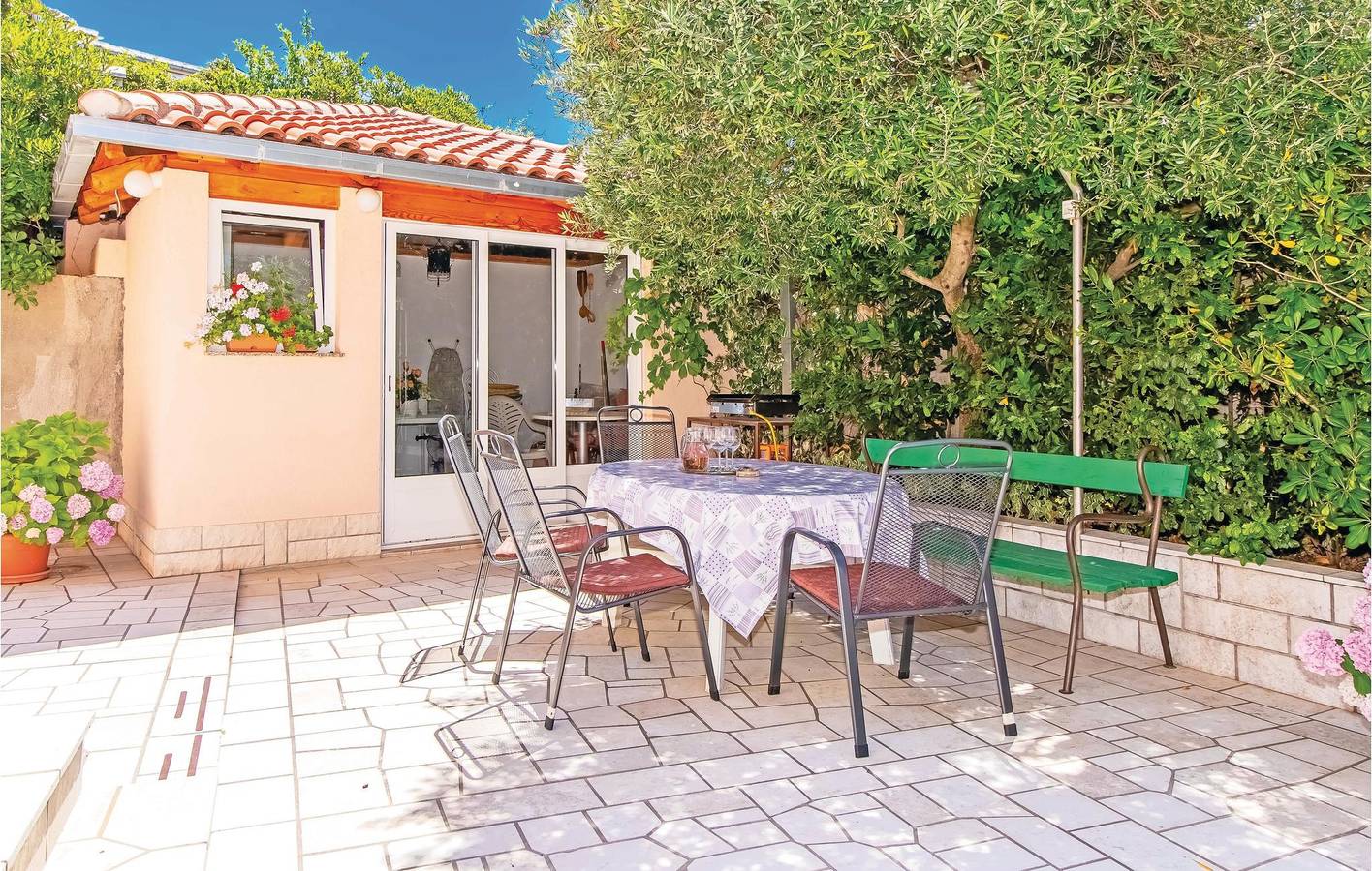 Ganze Ferienwohnung, Apartment mit Meerblick und Terrasse: 2 km zum Strand, Parkplatz & WLAN in Novi Vinodolski, Primorje-Gorski Kotar