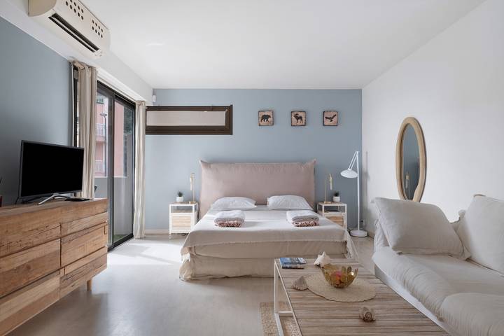 Entire studio, Studio “La Tranquillité Bleue” with Wi-Fi and Air Conditioning in Théoule-sur-Mer, Massif de l'Esterel