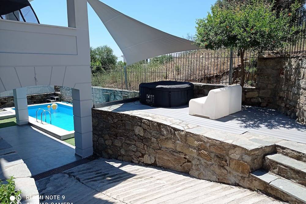 Entire apartment, Alpha Delta Pool Suite in Palaio Tsifliki, Kavala region
