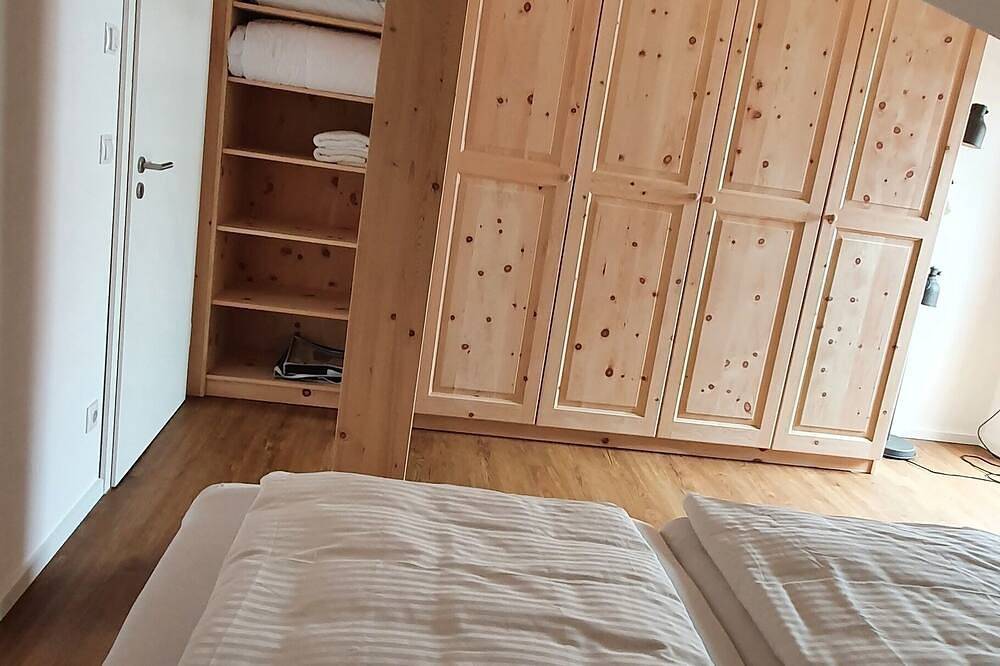 Ganze Wohnung, Ferienwohnung südlich von München  Zugspitzblick, Zirbenholzmöbel, Fahrradweg in Königsdorf, Tölzer Land