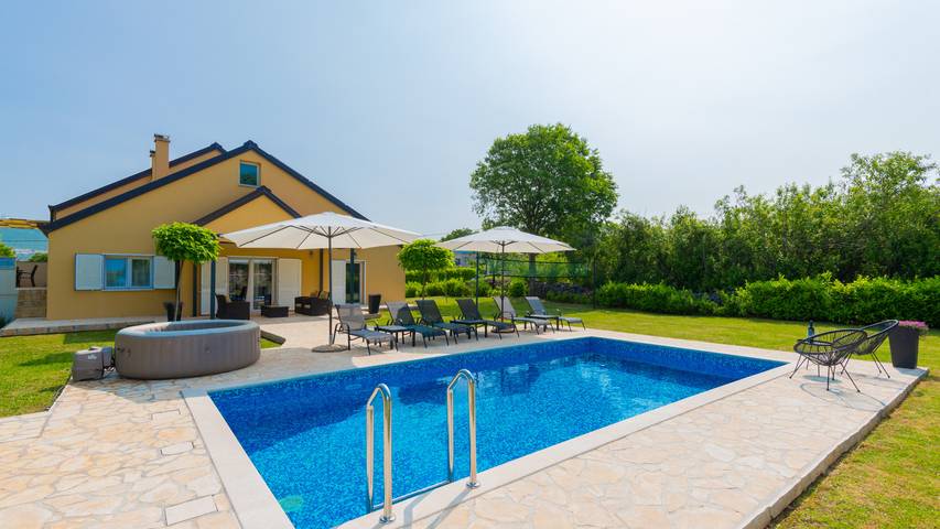 Villa für 8 Personen, mit Terrasse und Whirlpool sowie Garten - 1
