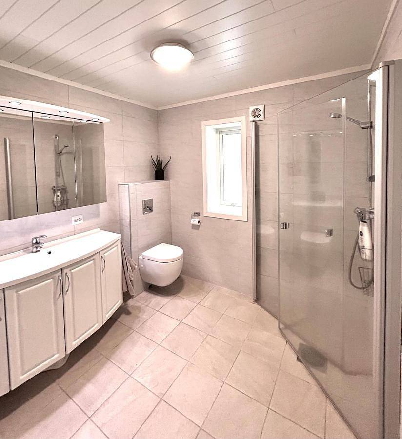 High standard, large cabin with amazing view in Stryn 