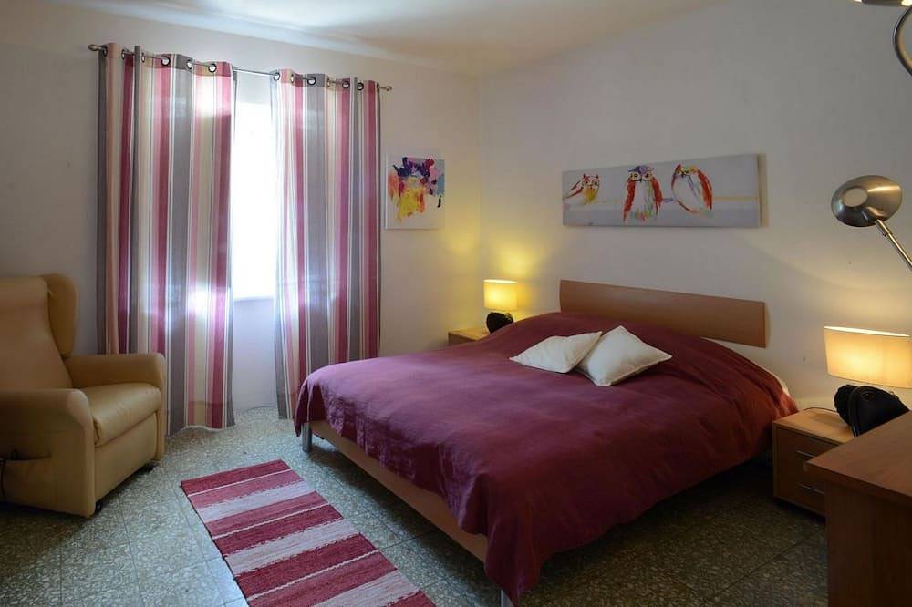 Wonderful 2 bedroom house, private pool, stunning mountain views, Wifi! in Villa Collemandina, Garfagnana