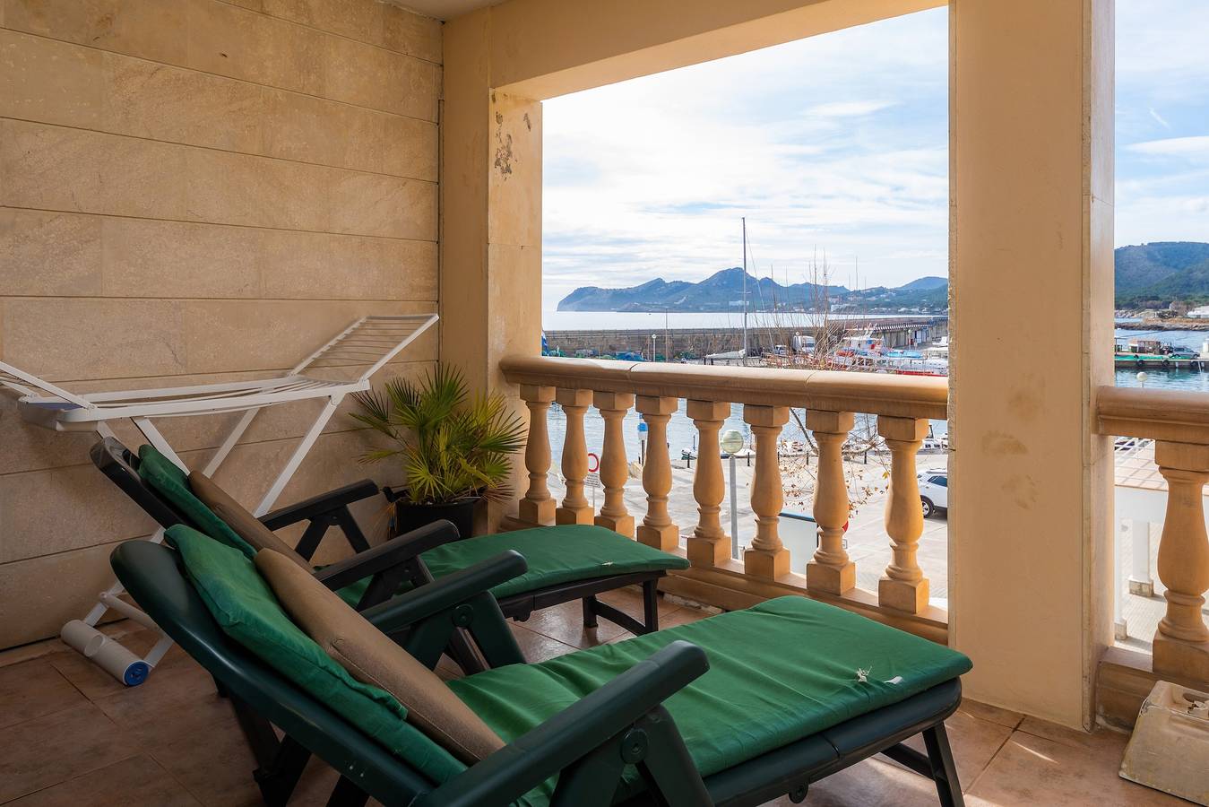 Apartamento entero, Apartamento vacacional "Maritim" con vistas al mar, vistas a la montaña, Wi-Fi y terraza in Cala Rajada, Capdepera