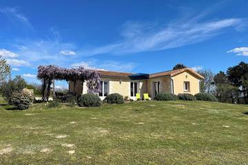 Location de vacances pour 4 personnes, avec jardin ainsi que terrasse et piscine à Tamniès