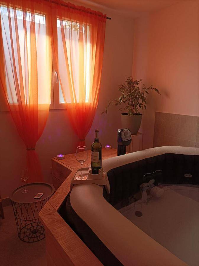 Location de vacances pour 2 personnes, avec jacuzzi et terrasse à Baneuil - 4