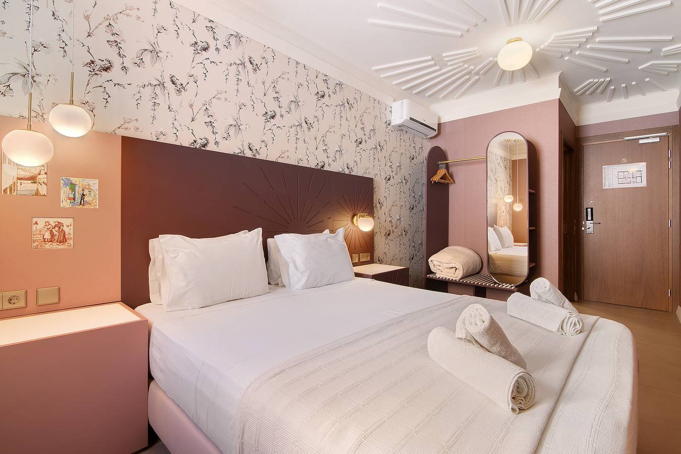 Room 'Quarto Casal Comfort Plus 105' with Shared Terrace, Wi-Fi and Air Conditioning in São Pedro, Faro