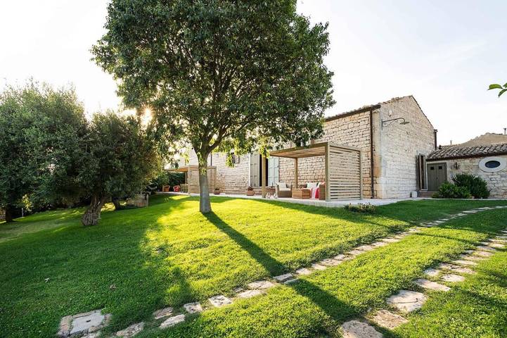 Villa per 6 persone, con Idromassaggio e Giardino nonché Piscina e Panorama a Rosolini
