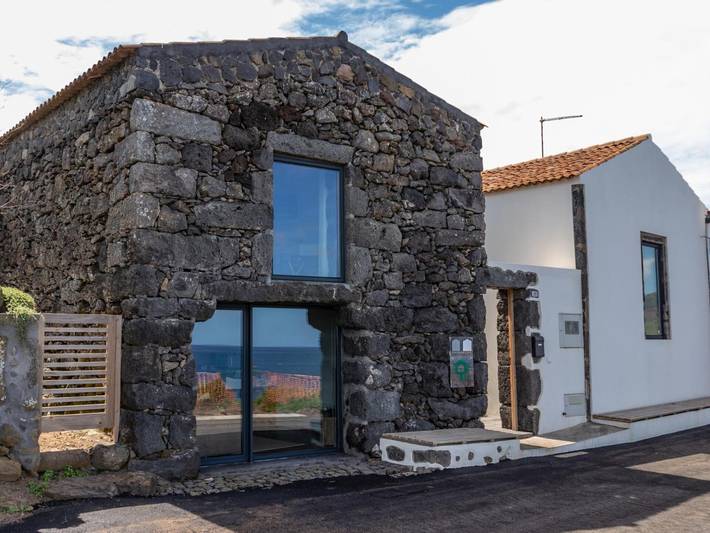 Ferienhaus 'Casa de Pedra' mit Meerblick, privater Terrasse und WLAN in Praia (São Mateus), Insel Graciosa
